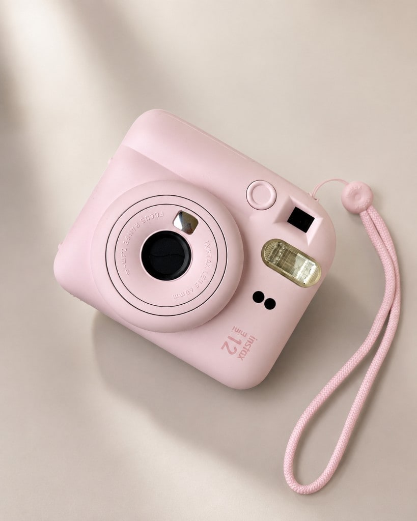 Instax Mini 12 w kolorze różowym — aparat do zdjęć polaroid